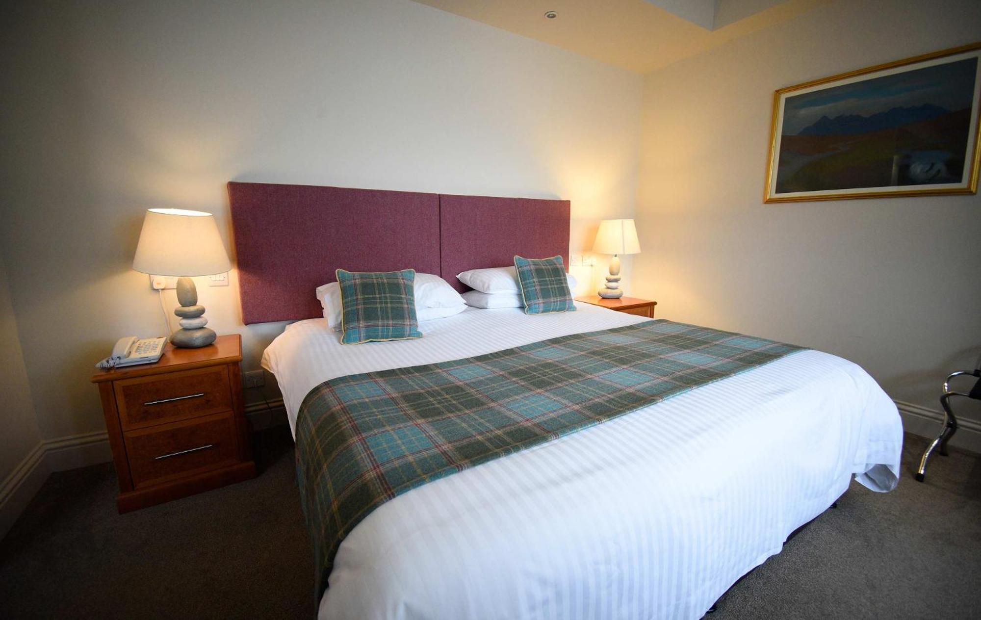 The Royal Hotel Portree Buitenkant foto